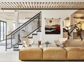 Slackline Moab, Outset Collection by Hilton