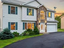 Birch Hollow by AvantStay Cozy Poconos Home w Fireplace Soaking Tub Kid’s Play Area