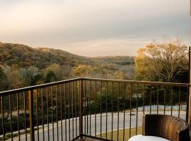 Luxury Mountain Views at Prime Location Huntsville, hotel in Huntsville