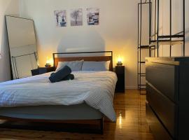 Marsfield-Queen-MacUni-MacCentre-Bus-Woolworth, hotel in Sydney