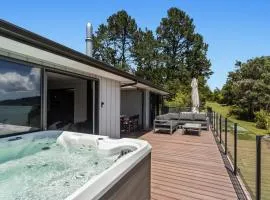 Hihi O Te Ra - Waterfront Waiotahe Holiday Home