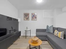 Bright 2-Bedroom Bloordale Getaway Sleeps 6