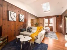 Charming Garden Cottage & Walk to UC & BART & Parking