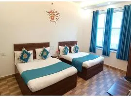 Chaitanya Vihar, Meraden NV Residency near Prem Temple and Bankey Bihari Temple and Premanand Maharaj - Free Wi-Fi -Parking and Restaurant Facilities - Fully Air conditioning Luxuary Room