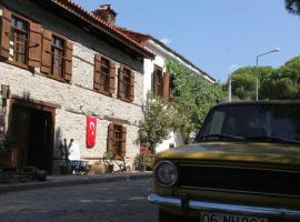 Yeni Gelin Evi, hotel con estacionamiento en Birgi