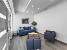 Comfy Modern Apt With Parking n Generator in Manati, hotel i Manatí