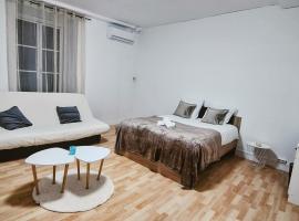 La maison du château, Hotel in Saint-Victurnien