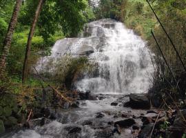 Silent Stays، فندق في Kelakam