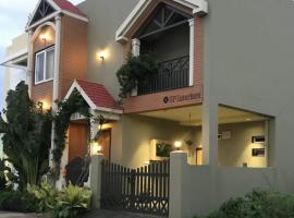 Entire Craftsman house with 2 Bedrooms kitchen and more, hotel v destinaci Rájpur