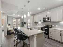 Modern 2BR Poolside Patio Suite in North Austin