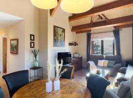 Cal Esquirol, Hotel in Enveitg