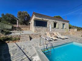Villa Rokanes Glass Stone with Pool, hotel v destinaci Kouvéllai