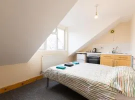 Pebbles Guest House - Flat 7