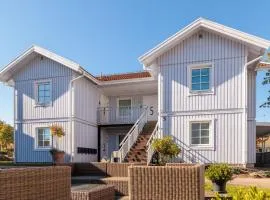 Easy Livin' Apartment Hotel