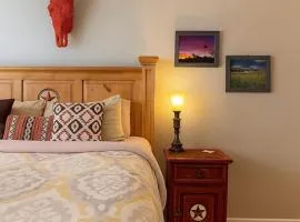 Texas Ranch Retro Escape- 2BR 2BA, Walk to UT, Moody