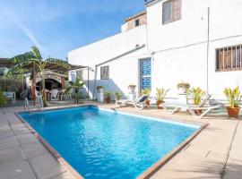Spacious Villa with Private Pool near La Riera de Gaia, hotel em Tarragona