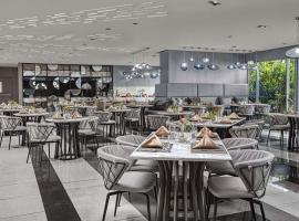 Novotel Suites Manila at Acqua、マニラのホテル