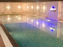 Amigos Farmhouse: Lucknow şehrinde bir otel