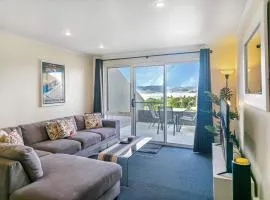 Cascades 15 - Amazing Lake Views l Spa Bath l Split Level Apt l Central Location l Wi-Fi