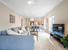 Loganlea QLD Stay - Spacious 3BR Home near everything, hotel a Loganlea