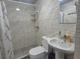 Shinam Hostel, hotel en Andiján