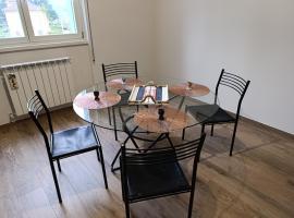 Sidera comodo e luminoso loft centro paese e spiaggia - Lago di Como loft accogliente e curato, hotel em Dervio