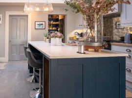 Great seaside & harbour views! Old Slipway House, hotel i Portrush