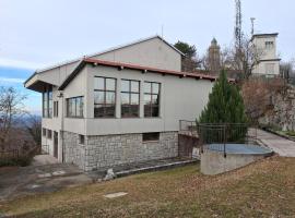 Tau Forest Lodge, hotel in Solkan