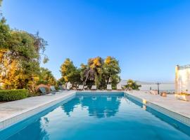 Seaview Villa Cleopatra - Private Pool & Tennis Court, hotel i Kalamos