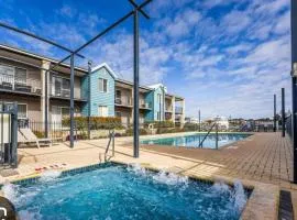 Modern Canal Apartment, Walk to Beach, Cafes,Foreshore Pool, Spa