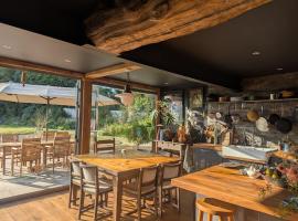 Artist's Hawkhurst Home with Heated Pool & Sauna, hotel en Hawkhurst