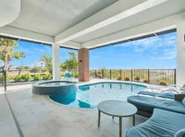 Luxury Gulf-Front Sanctuary, Private Pool, Spa and Walk to Downtown