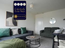 2 BDR Apartment By Caledonia Luxe Stays Short Lets & Serviced Accommodation Airdrie, hotel in Airdrie