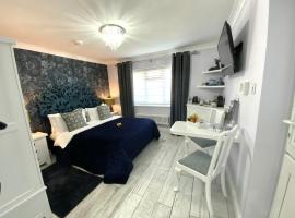 THE KNIGHTWOOD OAK a Luxury King Size Bed -En-Suite Space - LYMINGTON NEW FOREST with Private Entrance - Key Box entry-Free Parking & Private Outdoor Seating Area -Full Fibre WiFi -Town ,Shops , Pubs & Solent Way Walking Distance & Complimentary Breakfast, penzion v destinaci Lymington
