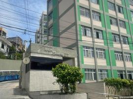 Ondina Premium 100m da praia com localização privilegiada em condomínio, hotel in Salvador