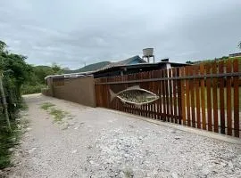 Casa a apenas 150 metros da Praia da Gamboa!
