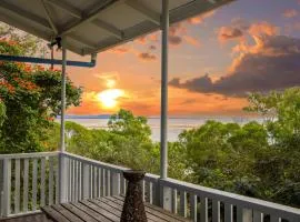 Sunset Villa - Pet-Friendly Retreat with Fantastic View in Historic 1770