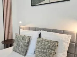 La longère du Moulin, logement T2 indépendant tout équipé avec cuisine, parking individuel avec portail, salon de jardin, belle grande chambre