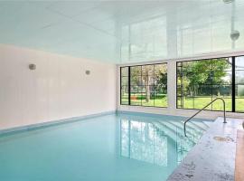 The County Haus - Indoor Pool & Finnish Sauna, hotel met zwembaden in West Lake