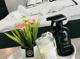 Studio moderne à 10 minutes de Paris avec jardin privé, Hotel in Romainville