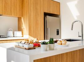 New Modern Home Near Scarborough Beach, hotel en Perth