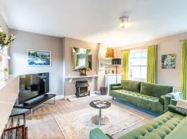 Central Stamford Apartment - Very Spacious