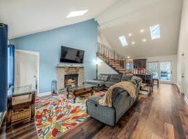 Lake & Pool Community - 4BR with Hot Tub, hotel i Tobyhanna