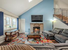 4BR Retreat with Hot Tub and Resort Style Amenities, hotel v destinaci Tobyhanna