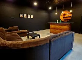 ll EMPYREAN STAY ll ROYAL SUPREME VILLA ll 3BHK ll AC ll PVT POOL ll FREE WIFI ll MINI BAR