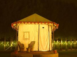 Kala kutir Tent & farm stay，位于阿格拉的豪华帐篷