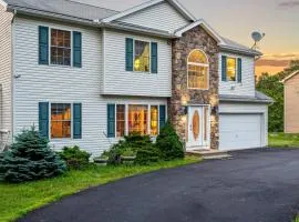 Birch Hollow by AvantStay Cozy Poconos Home w Fireplace Soaking Tub Kid’s Play Area