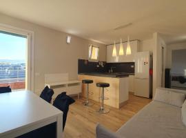 Ultimo piano con terrazzo e posto auto, hotel in Zola Predosa