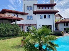Beautiful house Ciboure pool designed, hotel in Ciboure