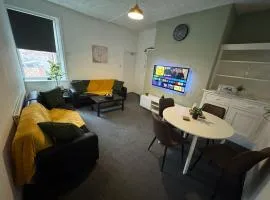 5 Min Drive To City Centre 3 Bedrooms Free Parking